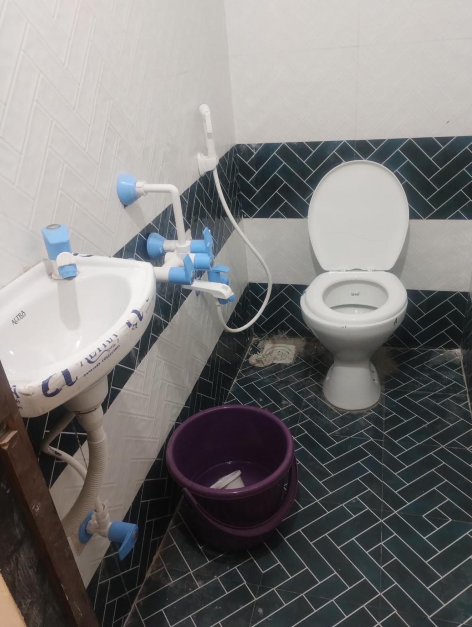 Hotel Metro Althan Szúrat Kültér fotó